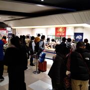 大混雑だった新千歳空港内のかま栄売店