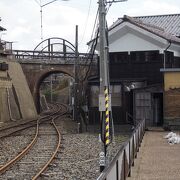 三国港駅からすぐにある