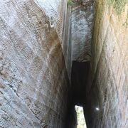 手掘りの跡がはっきりわかる大規模な切通トンネル