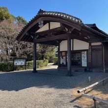 郡山城の本丸跡にあります