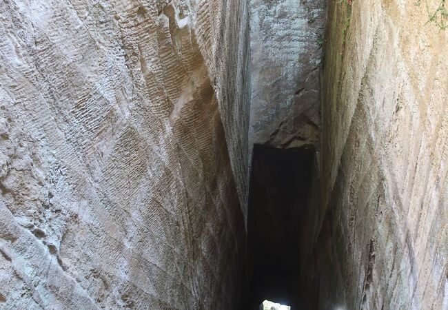 手掘りの跡がはっきりわかる大規模な切通トンネル