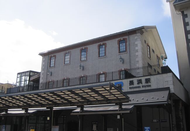 外観は、ここに鉄道が走行した当初の長浜駅の外観をデザインしています