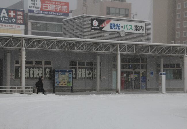 空港行きのバスを待つのに便利なところ