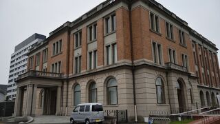 かつて利用されていた県庁舎