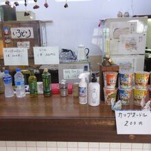 ペットボトルや缶入り飲料、カップヌードル等の販売