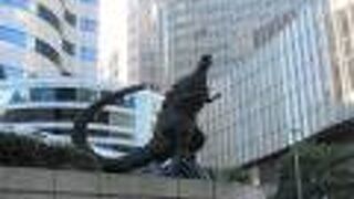 設置されているゴジラ像は初代の昭和のゴジラよりも、平成の時代の【シンゴジラ】に近い風貌のように感じられました。 