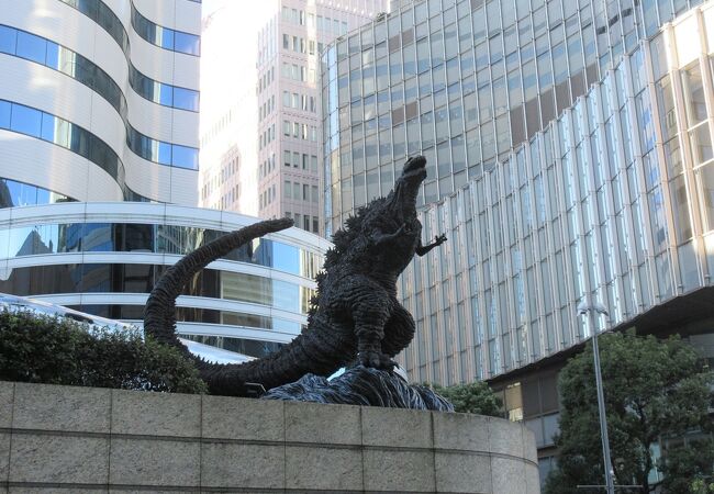 設置されているゴジラ像は初代の昭和のゴジラよりも、平成の時代の【シンゴジラ】に近い風貌のように感じられました。 
