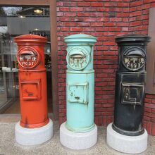 2号館の前に立っている３つの古い郵便ポスト