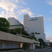 駐車場からホテルを見たところ