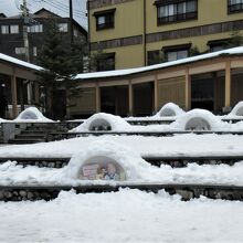 階段に小さな「かまくら」がたくさん並んでいました