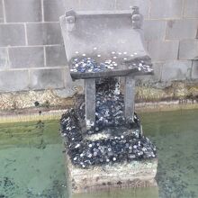 白旗源泉の片隅の小さな祠です