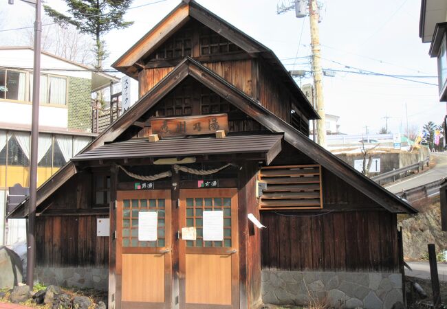 小さな湯屋造りの建物が気に入っています