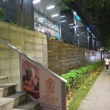 Menara Prestigeというビルに入っていて看板あり