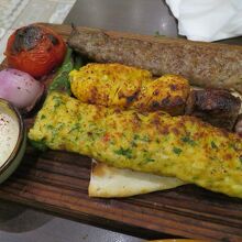 手前のニラ入り串焼き肉はちょっとクセが強かったな。後は大満足