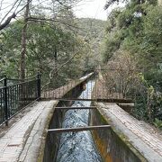 アーチ橋の上には今も水が流れている