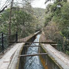 アーチ橋の上の水路