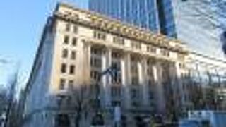 新古典主義様式の重厚な建築。モダン都市であった戦前の東京丸の内の面影が残ります。