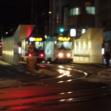 函館駅前にはひっきりなしに電車がやってきます
