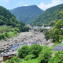 杖立川（奥が杖立温泉）