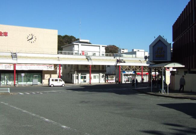 衣笠駅を出てすぐの商店街