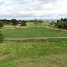 展望デッキから見る垣ノ島遺跡