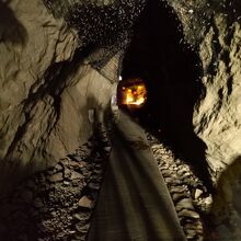 洞窟内の道は続く。