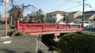 赤い欄干の野間文橋が映えます　