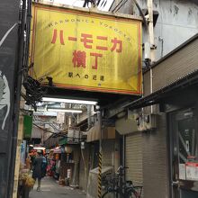 密接してお店がある