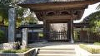 鎌倉中期創建の真言律宗の寺院、山門は茅葺で趣がある