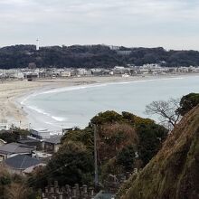 山門付近からみる由比ヶ浜。
