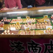 寿司はこのように並んで販売されています。1貫から購入可能。