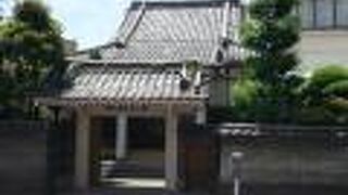 近代的なコンクリート造りの本堂