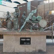 JR下関駅前の陸橋の上に平家踊りの群像があります。