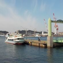 巌流島の桟橋と渡船