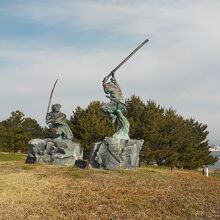 小高い丘の上にある武蔵・小次郎の決闘シーンを再現する像