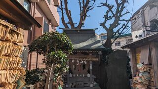 A small shrine surrounded by residential areas, very effective in breaking off various bad connections.