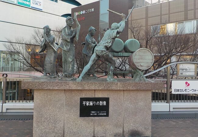 JR下関駅前の陸橋の上に平家踊りの群像があります。