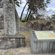 再建された門です