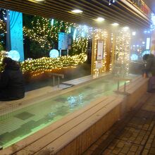 １０人は楽には入れそうな湯舟です