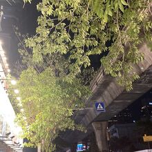 BTS高架下をプロンポンへ（西へ）