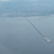 海の上を走るのは海ほたるから千葉側だけです