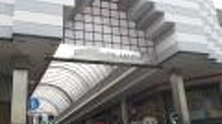 銀色の看板です