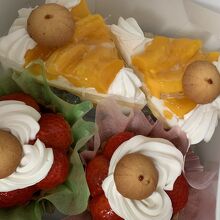 カフェは混んでいたので、ケーキとパンを買って帰りました。