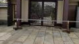 小さな入り口が開いてました