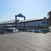 門司港レトロで観光した人が関門連絡船で唐戸市場に行くと最短時間で行けます。