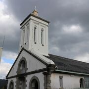 高台の白い教会