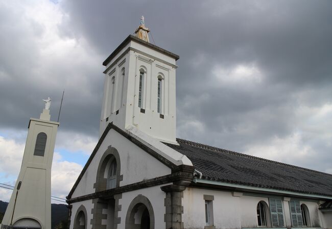 高台の白い教会