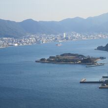 関門海峡西側には巌流島が見えます。