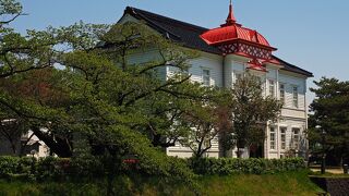 赤い尖塔と白亜の殿堂が目を惹く：大宝館