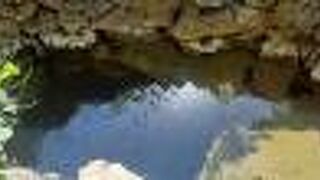 ため池のそばにあります。わかりやすい場所です